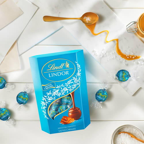 Lindt LINDOR Bombones de Chocolate con Leche y Caramelo Sal en DisfrutaBox Todo a la vez en todas partes Lindt LINDOR Bombones de Chocolate con Leche y Caramelo Sal en DisfrutaBox Todo a la vez en todas partes